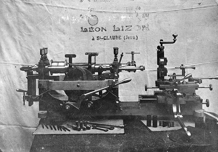 Exemple de "machine à monter universelle" du constructeur mécanicien Lizon. © Région Bourgogne-Franche-Comté, Inventaire du patrimoine