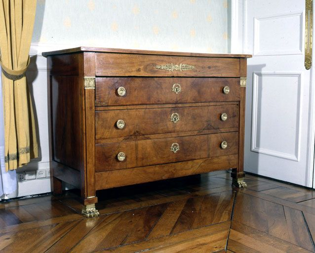 Vue générale de la commode. © Région Bourgogne-Franche-Comté, Inventaire du patrimoine Vue générale de la commode. © Région Bourgogne-Franche-Comté, Inventaire du patrimoine