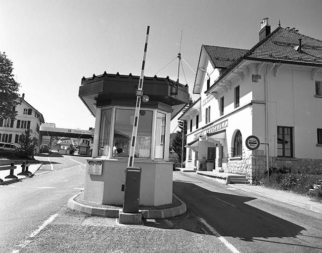 Façade antérieure vue de trois quarts droit. © Région Bourgogne-Franche-Comté, Inventaire du patrimoine