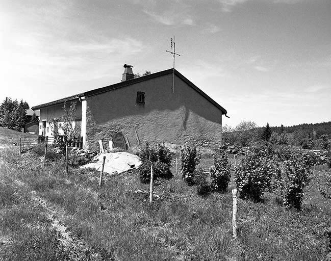 Façade antérieure et face droite vues de trois quarts. © Région Bourgogne-Franche-Comté, Inventaire du patrimoine