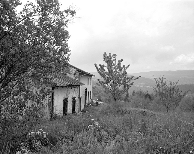 Façade antérieure vue de trois quarts. © Région Bourgogne-Franche-Comté, Inventaire du patrimoine Façade antérieure vue de trois quarts. © Région Bourgogne-Franche-Comté, Inventaire du patrimoine