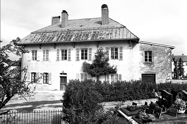 Façade antérieure vue depuis le cimetière. © Région Bourgogne-Franche-Comté, Inventaire du patrimoine Façade antérieure vue depuis le cimetière. © Région Bourgogne-Franche-Comté, Inventaire du patrimoine