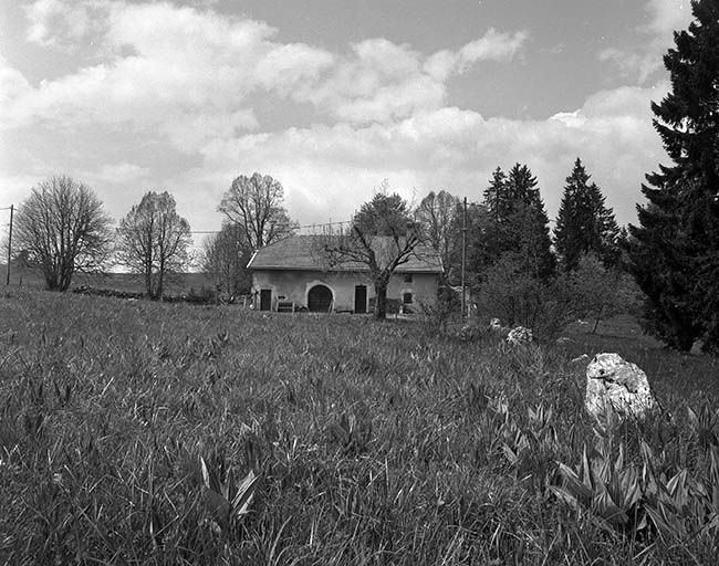 Vue éloignée de la ferme dans le site. © Région Bourgogne-Franche-Comté, Inventaire du patrimoine Vue éloignée de la ferme dans le site. © Région Bourgogne-Franche-Comté, Inventaire du patrimoine