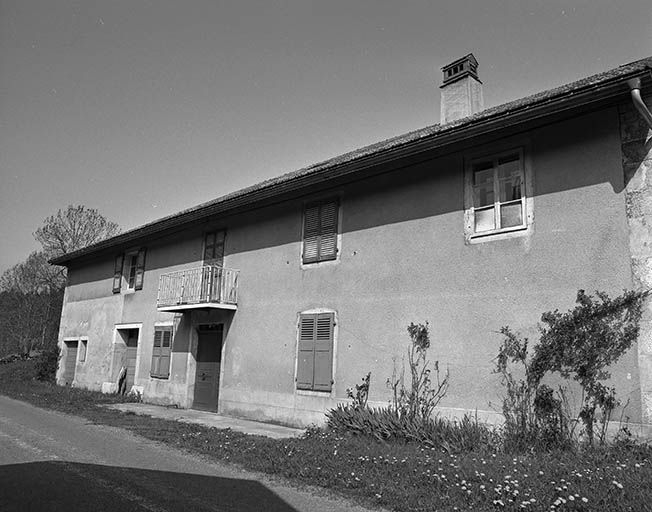 Façade antérieure vue de trois quarts droit. © Région Bourgogne-Franche-Comté, Inventaire du patrimoine