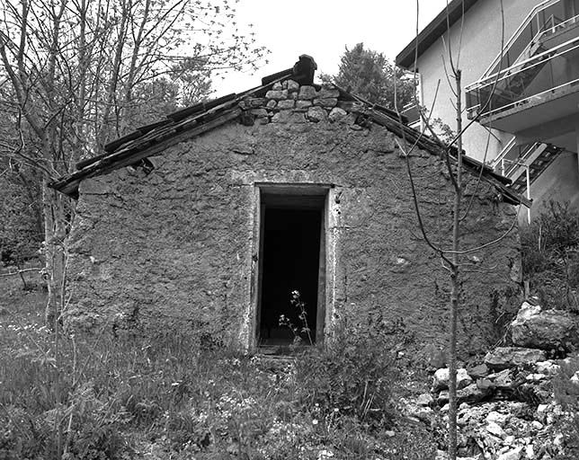 Façade antérieure de la resserre, " grenier fort ". © Région Bourgogne-Franche-Comté, Inventaire du patrimoine Façade antérieure de la resserre, " grenier fort ". © Région Bourgogne-Franche-Comté, Inventaire du patrimoine