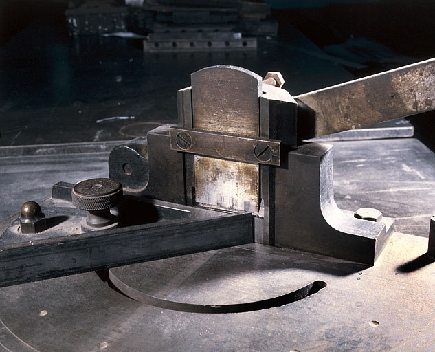 Coupe oblique d'un filet avec le "couteau-rabot". Le filet est appuyé contre le guide triangulaire mobile, à gauche. © Région Bourgogne-Franche-Comté, Inventaire du patrimoine