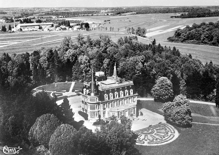 Morvillars (T.-de-B.) - Vue aérienne - Le Château de Fontaine et la Tuilerie. © Région Bourgogne-Franche-Comté, Inventaire du patrimoine