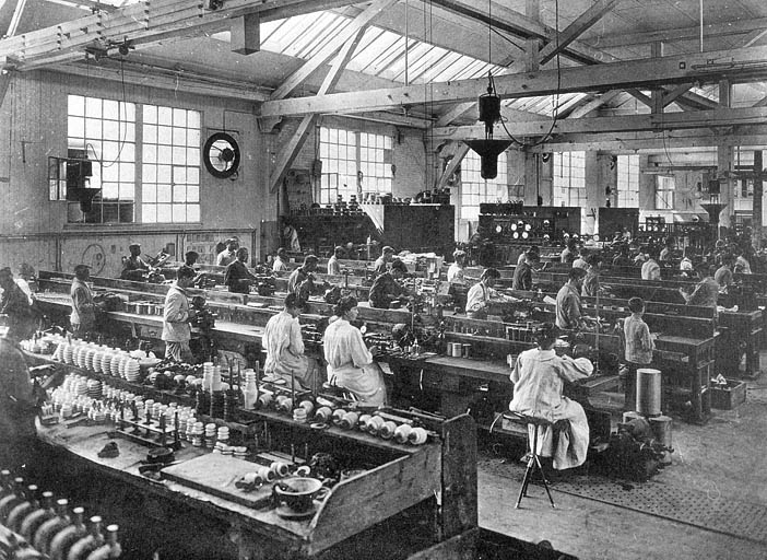 Atelier d'appareillage - Monteurs du petit appareillage et champ d'essai. © Région Bourgogne-Franche-Comté, Inventaire du patrimoine