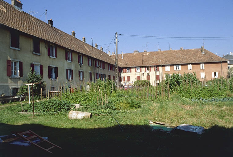 Jardins et logement ouvrier dit la Caserne. © Région Bourgogne-Franche-Comté, Inventaire du patrimoine Jardins et logement ouvrier dit la Caserne. © Région Bourgogne-Franche-Comté, Inventaire du patrimoine