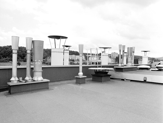 Cheminées sur la terrasse supérieure de l'atelier d'émaillage. © Région Bourgogne-Franche-Comté, Inventaire du patrimoine