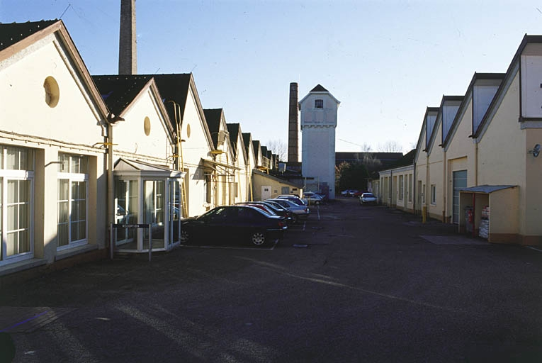 Ateliers de fabrication, cheminée, réservoir industriel et magasins industriels depuis le nord. © Région Bourgogne-Franche-Comté, Inventaire du patrimoine