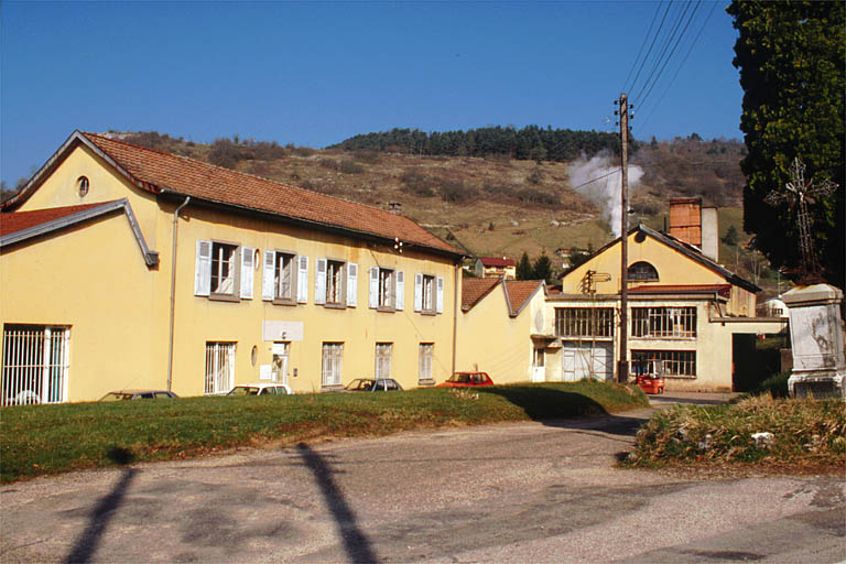 Façade est de la nouvelle usine de bonneterie. © Région Bourgogne-Franche-Comté, Inventaire du patrimoine Façade est de la nouvelle usine de bonneterie. © Région Bourgogne-Franche-Comté, Inventaire du patrimoine