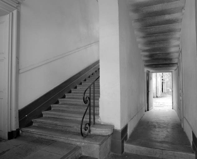 Vue d'ensemble de l'escalier et du couloir d'accès de trois quarts gauche. © Région Bourgogne-Franche-Comté, Inventaire du patrimoine