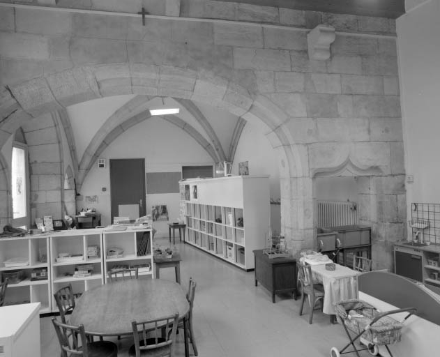 Intérieur : rez- de- chaussée de la partie gauche du bâtiment à droite de la deuxième cour : vue d'ensemble de face. © Région Bourgogne-Franche-Comté, Inventaire du patrimoine