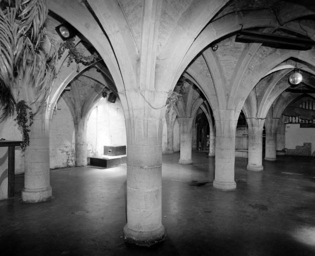 Sous-sol de l'aile droite : vue d'ensemble depuis l'entrée, de trois-quart gauche. © Région Bourgogne-Franche-Comté, Inventaire du patrimoine