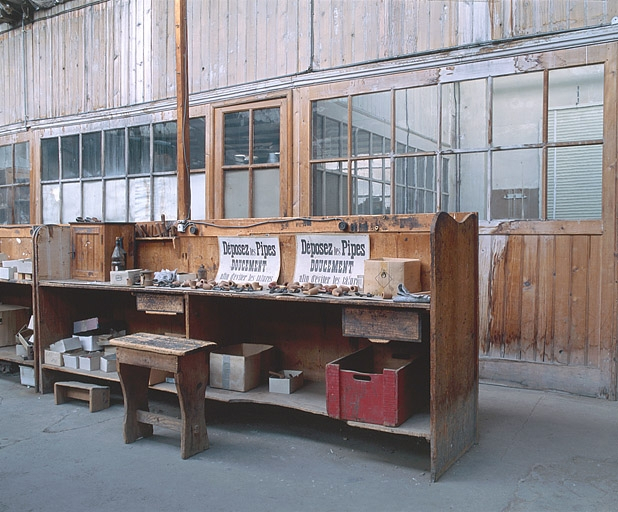Poste de travail dans l'atelier de fabrication principal des pipes et bureau du contremaître. © Région Bourgogne-Franche-Comté, Inventaire du patrimoine