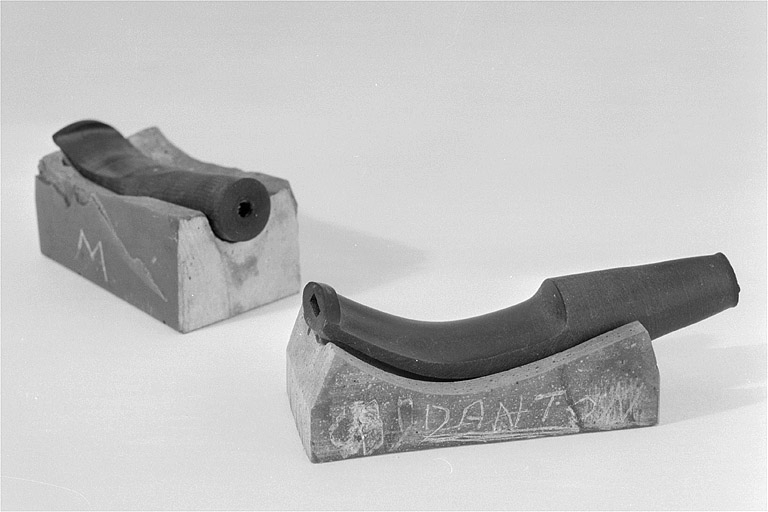 Détail de deux tuyaux en ébonite moulés dans leur marbres. © Région Bourgogne-Franche-Comté, Inventaire du patrimoine