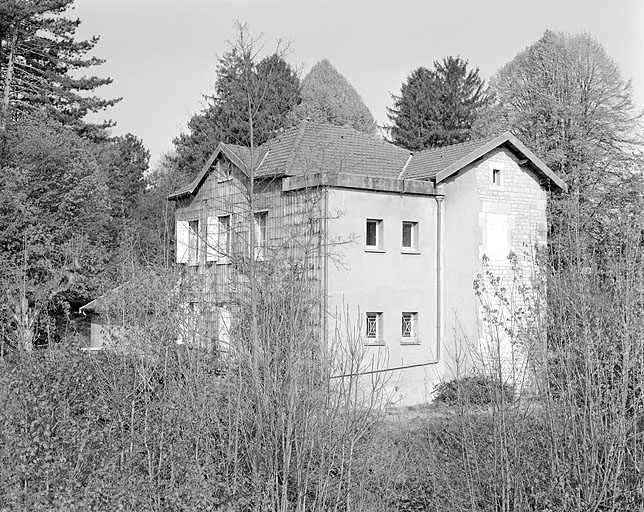 Partie sud : conciergerie, vue du sud-est. © Région Bourgogne-Franche-Comté, Inventaire du patrimoine Partie sud : conciergerie, vue du sud-est. © Région Bourgogne-Franche-Comté, Inventaire du patrimoine