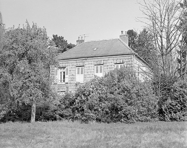 Partie sud : maison du directeur, vue du sud. © Région Bourgogne-Franche-Comté, Inventaire du patrimoine Partie sud : maison du directeur, vue du sud. © Région Bourgogne-Franche-Comté, Inventaire du patrimoine