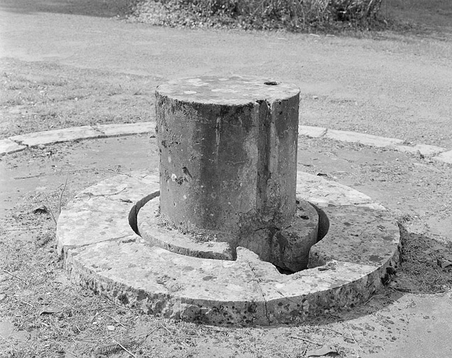 Base du pilier central, sur lequel reposait l'instrument. Noter la rainure ménagée pour la câble du poids du moteur de la lunette. © Région Bourgogne-Franche-Comté, Inventaire du patrimoine