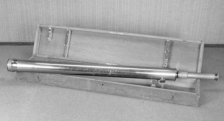 Vue d'ensemble de la lunette et de sa boîte. © Région Bourgogne-Franche-Comté, Inventaire du patrimoine