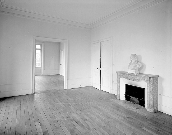 Partie sud : maison du directeur, le salon et sa cheminée. © Région Bourgogne-Franche-Comté, Inventaire du patrimoine Partie sud : maison du directeur, le salon et sa cheminée. © Région Bourgogne-Franche-Comté, Inventaire du patrimoine