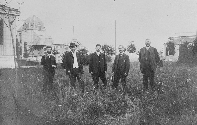[Le personnel de l'observatoire devant le pavillon du coudé], 1909 ou 1910. © Région Bourgogne-Franche-Comté, Inventaire du patrimoine