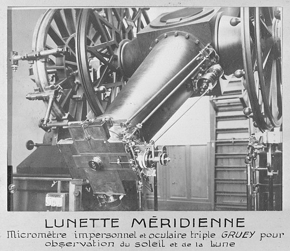 Lunette méridienne. Micromètre impersonnel et oculaire triple Gruey pour observation du soleil et de la lune, 2e quart 20e siècle. © Région Bourgogne-Franche-Comté, Inventaire du patrimoine Lunette méridienne. Micromètre impersonnel et oculaire triple Gruey pour observation du soleil et de la lune, 2e quart 20e siècle. © Région Bourgogne-Franche-Comté, Inventaire du patrimoine
