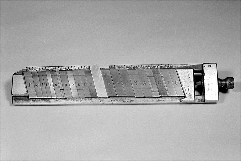 Face supérieure d'un composteur à matrices de caractères en italique. Le caractère apparaît au recto de chaque matrice. © Région Bourgogne-Franche-Comté, Inventaire du patrimoine