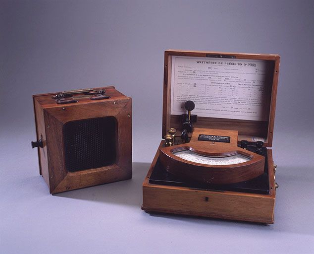 Vue d'ensemble du wattmètre et de son rhéostat. © Région Bourgogne-Franche-Comté, Inventaire du patrimoine