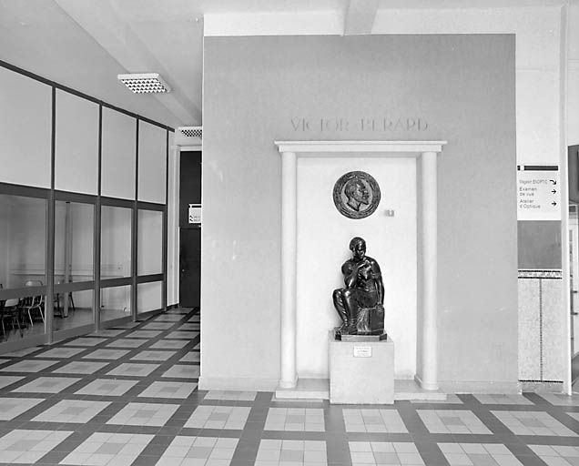 Bâtiment B : hall du 1er étage. © Région Bourgogne-Franche-Comté, Inventaire du patrimoine Bâtiment B : hall du 1er étage. © Région Bourgogne-Franche-Comté, Inventaire du patrimoine