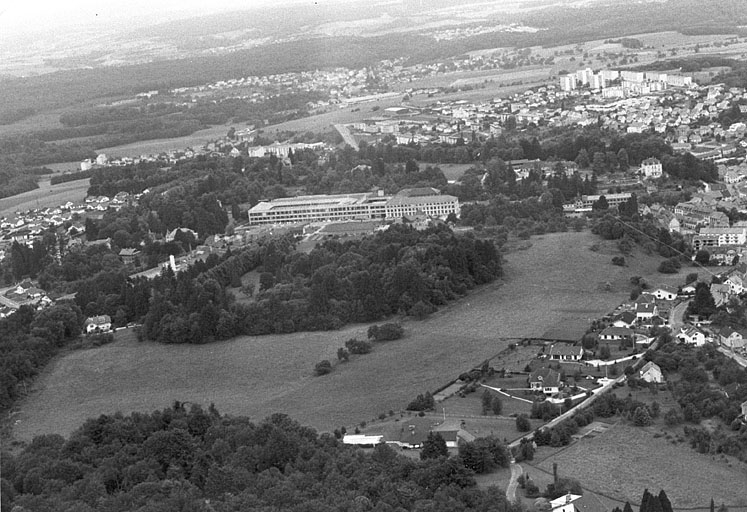 Vue aérienne générale depuis le sud en 1982. © Région Bourgogne-Franche-Comté, Inventaire du patrimoine