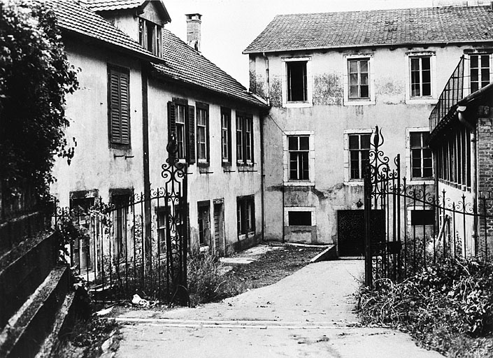 Bâtiments ouest : bureaux et logements à gauche, atelier de fabrication au fond (état en 1978). © Région Bourgogne-Franche-Comté, Inventaire du patrimoine