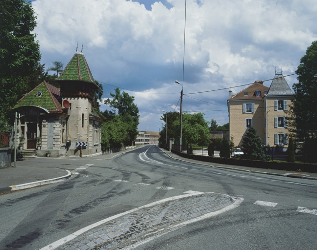 Vue d'ensemble de la conciergerie (à gauche). © Région Bourgogne-Franche-Comté, Inventaire du patrimoine Vue d'ensemble de la conciergerie (à gauche). © Région Bourgogne-Franche-Comté, Inventaire du patrimoine