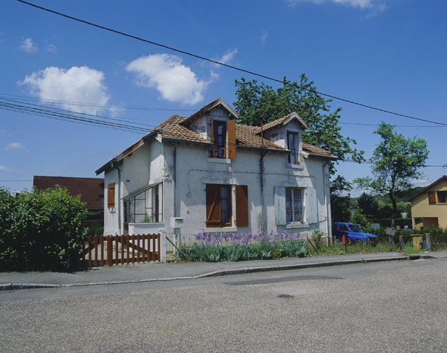 Maison jumelée à 2 travées : vue de trois quarts gauche. © Région Bourgogne-Franche-Comté, Inventaire du patrimoine Maison jumelée à 2 travées : vue de trois quarts gauche. © Région Bourgogne-Franche-Comté, Inventaire du patrimoine