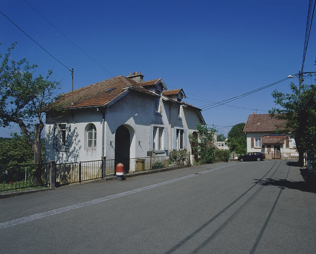 Maison jumelée rue des Fondeurs : vue de trois quarts. © Région Bourgogne-Franche-Comté, Inventaire du patrimoine Maison jumelée rue des Fondeurs : vue de trois quarts. © Région Bourgogne-Franche-Comté, Inventaire du patrimoine