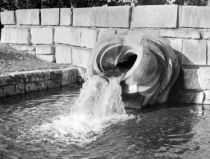 Fontaine de trois quarts droite. © Région Bourgogne-Franche-Comté, Inventaire du patrimoine Fontaine de trois quarts droite. © Région Bourgogne-Franche-Comté, Inventaire du patrimoine