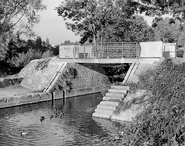 Passerelle de halage, depuis l'aval. © Région Bourgogne-Franche-Comté, Inventaire du patrimoine