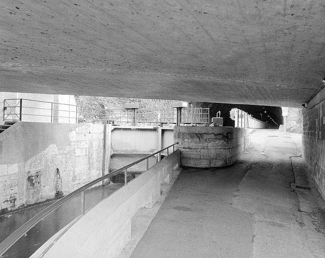 Porte aval de l'écluse et chemin de halage, depuis le passage sous le pont routier. © Région Bourgogne-Franche-Comté, Inventaire du patrimoine Porte aval de l'écluse et chemin de halage, depuis le passage sous le pont routier. © Région Bourgogne-Franche-Comté, Inventaire du patrimoine