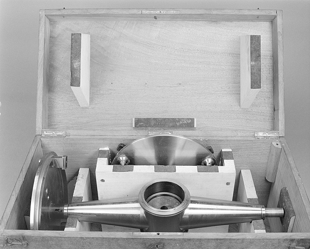 Vue d'ensemble de l'instrument, rangé dans sa boîte. © Région Bourgogne-Franche-Comté, Inventaire du patrimoine