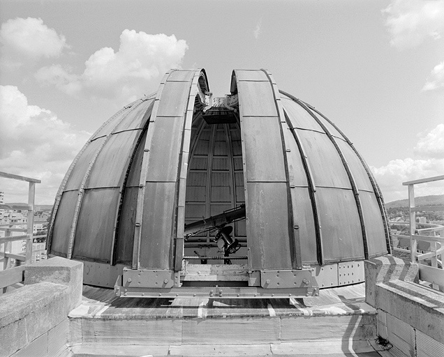 Corps d'entrée : le dôme de l'observatoire astronomique. © Région Bourgogne-Franche-Comté, Inventaire du patrimoine Corps d'entrée : le dôme de l'observatoire astronomique. © Région Bourgogne-Franche-Comté, Inventaire du patrimoine