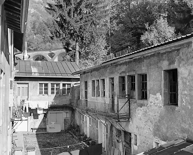 Cour et corps secondaires (nord-est au fond et est à droite). © Région Bourgogne-Franche-Comté, Inventaire du patrimoine Cour et corps secondaires (nord-est au fond et est à droite). © Région Bourgogne-Franche-Comté, Inventaire du patrimoine