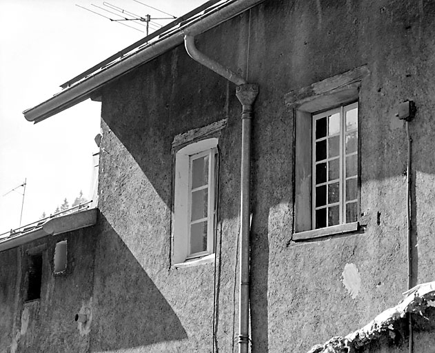 Façade postérieure : fenêtre du deuxième étage, à linteau en bois délardé en arc segmentaire. © Région Bourgogne-Franche-Comté, Inventaire du patrimoine Façade postérieure : fenêtre du deuxième étage, à linteau en bois délardé en arc segmentaire. © Région Bourgogne-Franche-Comté, Inventaire du patrimoine