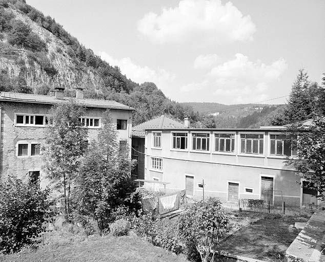 Atelier à fenêtres lunetières (à gauche) et usine à fenêtres " industrielles ". L'atelier est situé dans l'immeuble au 39 rue de la République (AD 47) ; l'usine au 37 bis (AD 228) est un bâtiment de l'ancienne lapidairerie Buffard, reprise par les A… © Région Bourgogne-Franche-Comté, Inventaire du patrimoine Atelier à fenêtres lunetières (à gauche) et usine à fenêtres " industrielles ". L'atelier est situé dans l'immeuble au 39 rue de la République (AD 47) ; l'usine au 37 bis (AD 228) est un bâtiment de l'ancienne lapidairerie Buffard, reprise par les A… © Région Bourgogne-Franche-Comté, Inventaire du patrimoine