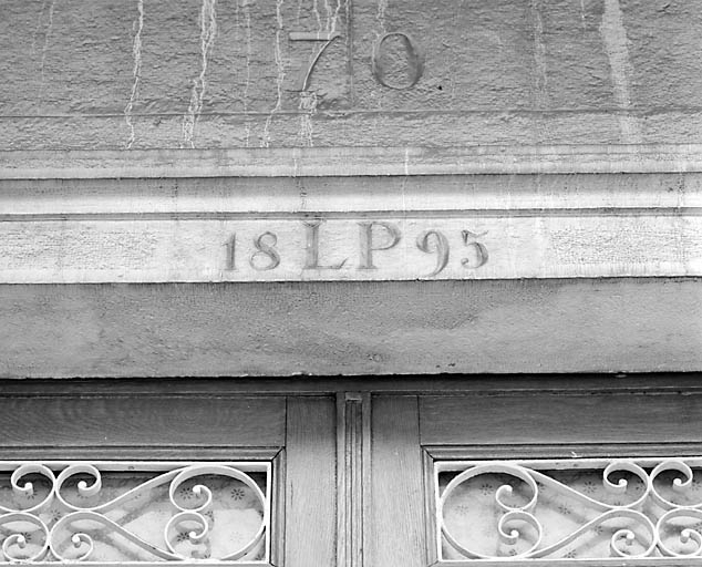 Linteau daté de la porte d'entrée, avant restauration. © Région Bourgogne-Franche-Comté, Inventaire du patrimoine