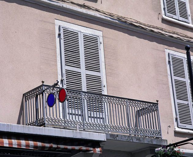 Immeuble avec atelier (19e siècle) au n° 123 rue de la République : balcon et enseigne en forme de pince-nez. Immeuble (AE 109). © Région Bourgogne-Franche-Comté, Inventaire du patrimoine