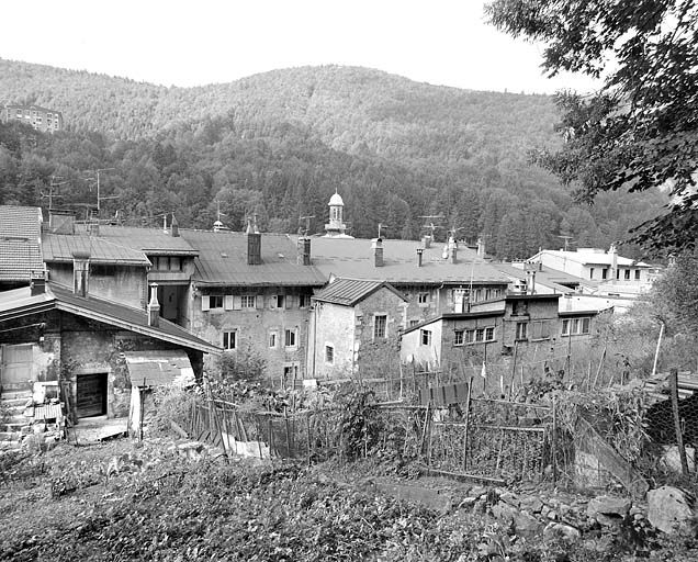 Vue d'ensemble des façades postérieures, de trois quarts gauche. © Région Bourgogne-Franche-Comté, Inventaire du patrimoine Vue d'ensemble des façades postérieures, de trois quarts gauche. © Région Bourgogne-Franche-Comté, Inventaire du patrimoine