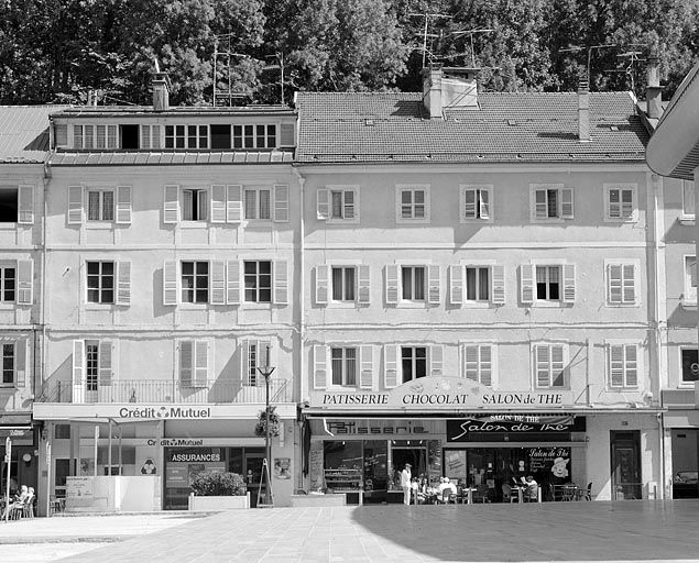 Immeubles (19e siècle) aux n° 135 et 137 rue de la République. Immeubles (AE 104 et 105) face à la place Jean Jaurès. Celui avec atelier, à gauche au n° 135, a été bâti durant la décennie 1830. © Région Bourgogne-Franche-Comté, Inventaire du patrimoine