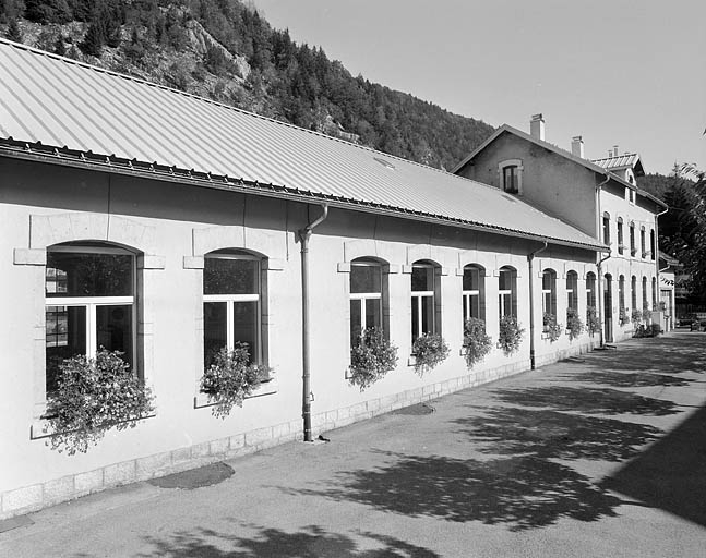 Corps de bâtiment en rez-de-chaussée, de trois quarts gauche. © Région Bourgogne-Franche-Comté, Inventaire du patrimoine