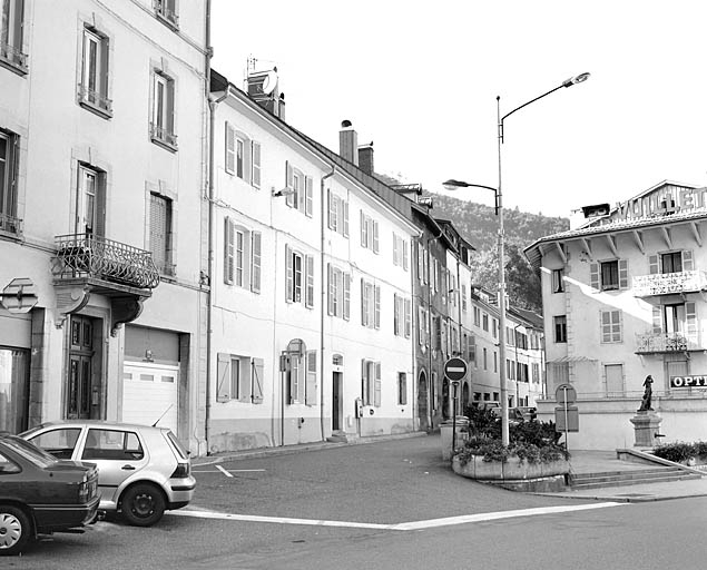 La rue Victor Hugo vers le n° 32, près de son débouché sur la rue de la République. © Région Bourgogne-Franche-Comté, Inventaire du patrimoine La rue Victor Hugo vers le n° 32, près de son débouché sur la rue de la République. © Région Bourgogne-Franche-Comté, Inventaire du patrimoine